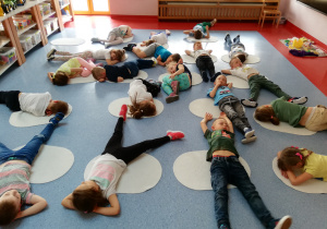 przedszkolaki słuchają opowiadania relaksacyjnego o kwiatach